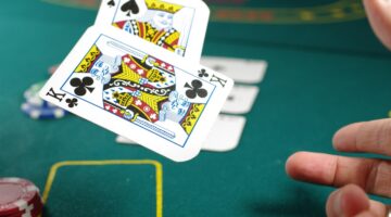 Kolikkopelin volatiliteetti ja osumataajuus — korkea vs matala riski
